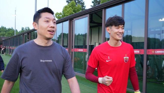 已过不惑之年的独身狗Fúsi 是一个机场搬运工 精晓机械却不善言辞 他的糊口单调到除工作就是金属乐，各类模子手办 在家人的鼓舞下他测验考试往了一个跳舞班并终究熟悉了妹子 但害臊怯懦的他最后能走出本身的世界吗